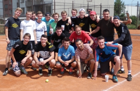 Muži si zpestřili letní přípravu tenisem